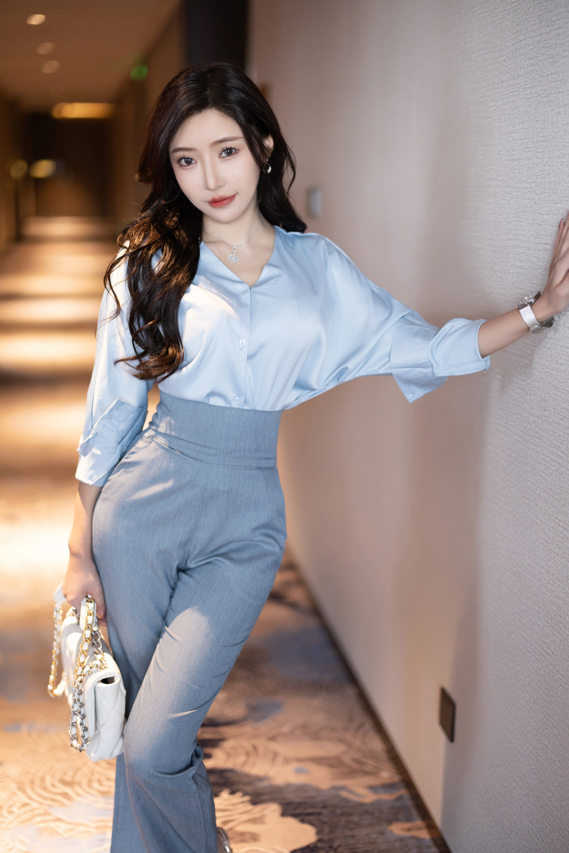 王馨瑶Yanni – NO.048 灰蓝色西裤配丝绸上衣 1